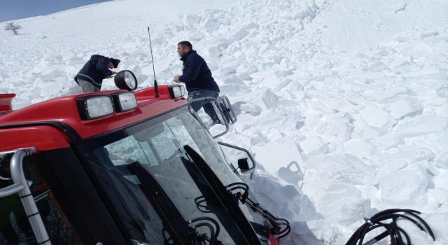 Seyir halindeki snowtrackın üzerine çığ düşme anı kameraya yansıdı