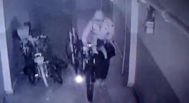 Şifreleri deneyerek girdikleri binadan bisiklet ve bavul çaldılar