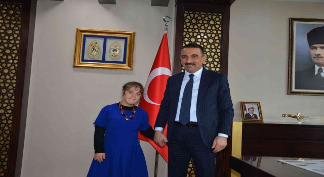 Siirt Valisi Hacıbektaşoğlu, down sendromlu Şeyma Şen ve ailesi ile görüştü