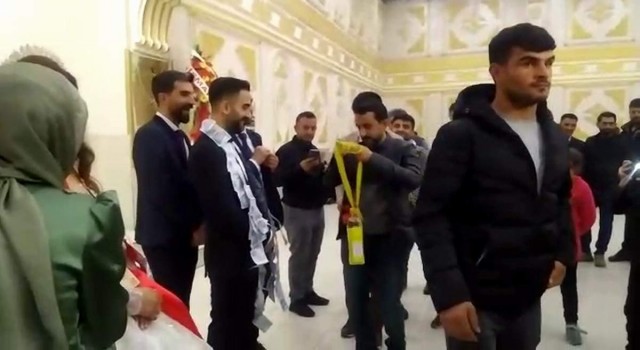 Siirtte renkli düğün takı merasimi: Damada sıvı yağ ve çay takıldı
