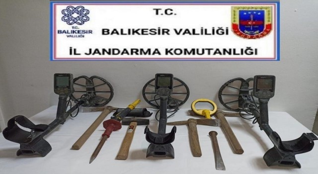 Sındırgıda kaçak kazı yapan 3 kişi gözaltına alındı