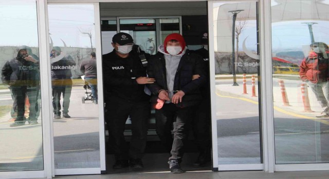 Sırtından bıçaklanan genç hastanede öldü