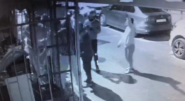 Sokak ortasında gencin dövülerek öldürüldüğü anlar kamerada