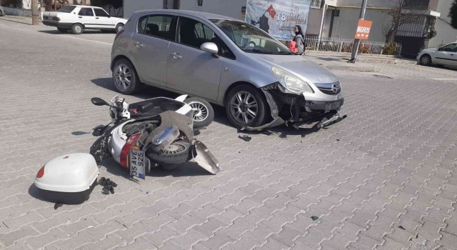 Sökede otomobil ile motosiklet çarpıştı