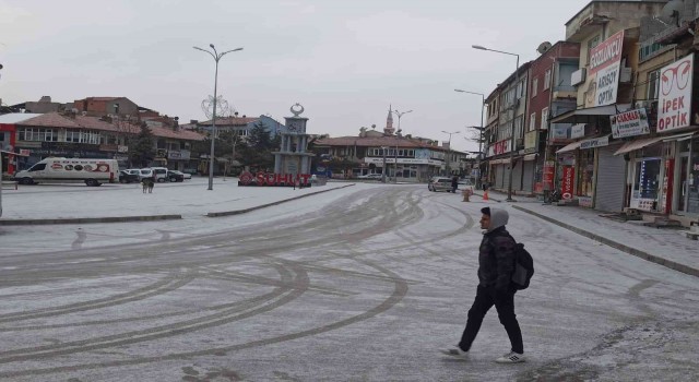 Şuhutta mart ayının son haftası yağan kar şaşkınlığa neden oldu