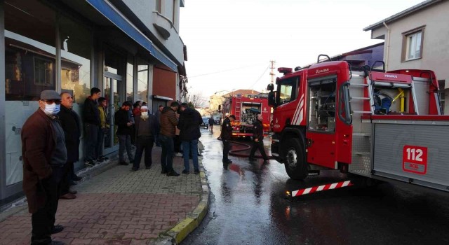 Sultanbeylide 2 katlı evin çatısı alevlere teslim oldu
