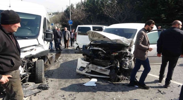 Sultanbeylide kontrolünü kaybeden sürücü 2 araca çarptı: 2 yaralı
