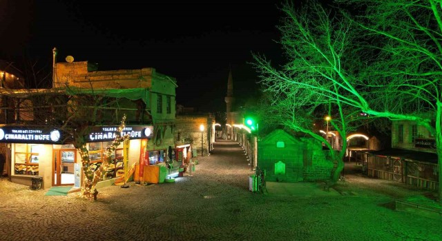 Talasın tarihi sokağı ışıl ışıl
