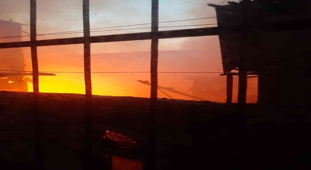 Tarsusta 2 metruk evde çıkan yangın korku dolu anlar yaşattı