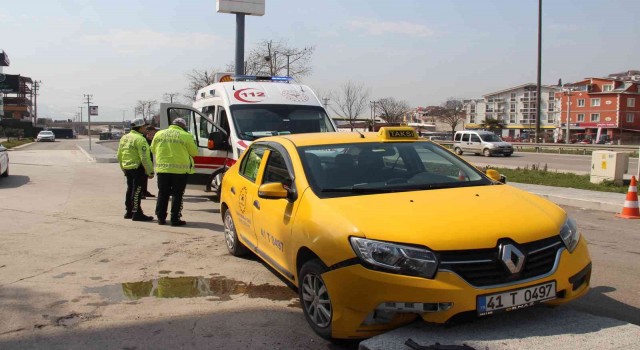 Ticari taksi kaldırıma çarptı: 1 yaralı