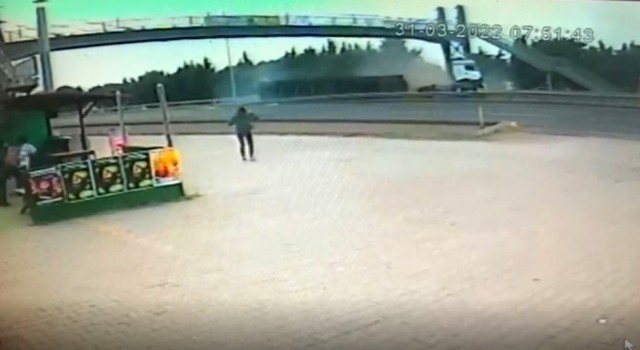 Tır şoförünün feci şekilde öldüğü kaza kamerada
