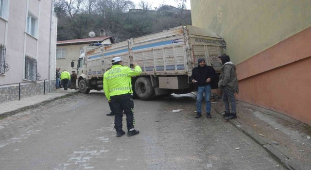 Tokatta geri geri kayan kamyon apartmana daldı