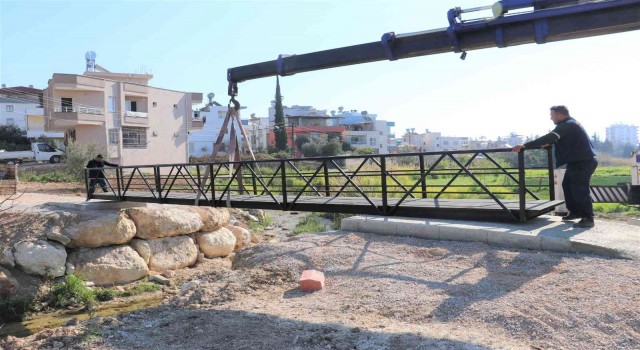 Toroslar Belediyesinden Çukurova Mahallesine yaya köprüsü