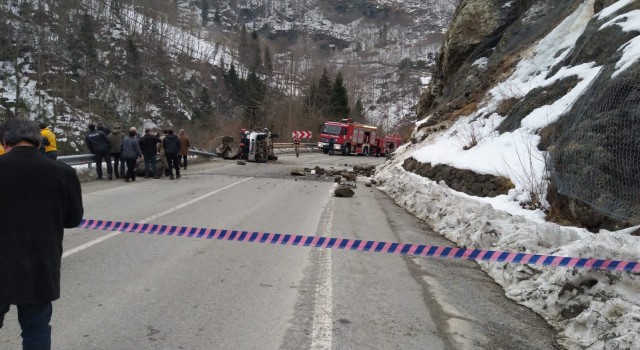 Trabzonun Tonya ilçesinde kaya parçası yoldan geçen aracın üzerine düştü: 4 ölü
