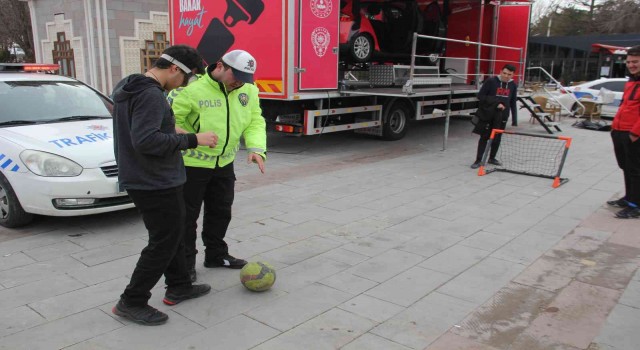Trafik ekiplerinin simülasyon eğitimi renkli görüntülere sahne oldu