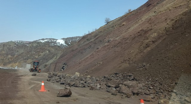 Tuncelide kaya parçaları kara yoluna düştü