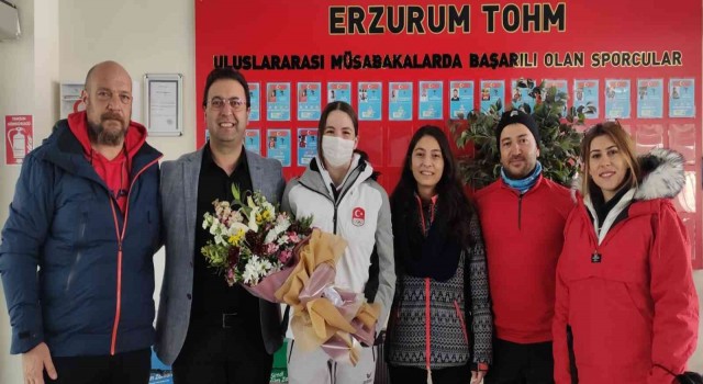 Türkiyenin kayaktaki gururu Ceren çiçeklerle uğurlandı