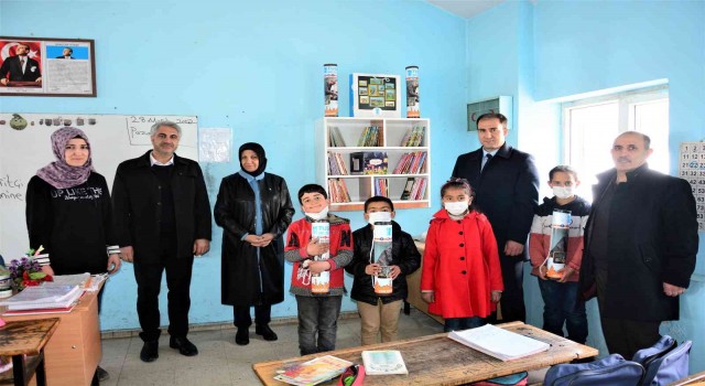 Tuşba Belediyesinden okullara kitaplık ve kitap desteği