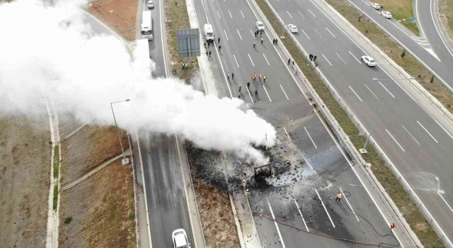Tuzlada otomobil tıra çarptı, çarpışmanın ardından tır ve otomobil alev alev yandı