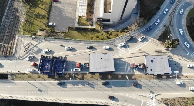 Tuzlada tırlarla taşınan gemi parçaları nedeniyle yol trafiğe kapatıldı