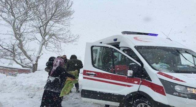 Üç bin rakımlı Mereto Dağı eteklerinde hastalanan çocuklara 8 saatte ulaşıldı