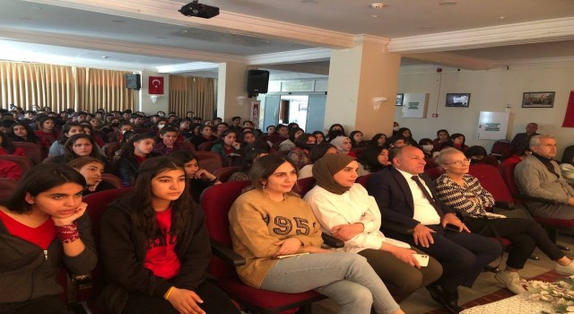 ‘Uçurum adlı tiyatro oyunu, öğrencilerin beğenisini kazandı