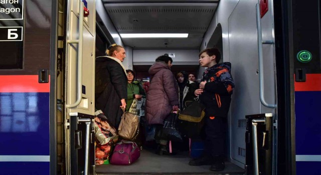 Ukraynalılar kapasitesini aşan trenlerle Polonyaya göç ediyor