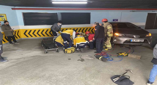 Ümraniyede el freni çekmeyi unutan kadın sürücü, sürüklenen otomobilinin altında kaldı