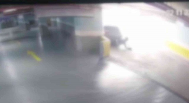 Ümraniyede, kadının el frenini çekmeyi unuttuğu otomobilinin altında kaldığı anlar kamerada