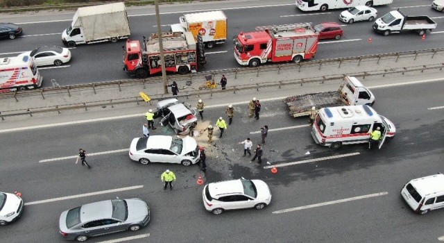 Ümraniyede kontrolden çıkan otomobil 3 araca çarptı: 2 yaralı
