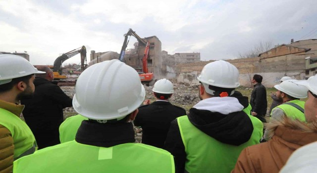Üniversite öğrencileriyle birlikte yıkım çalışmalarını inceledi