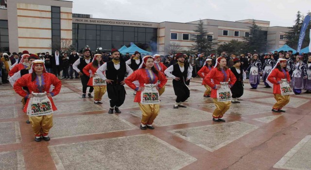 Üniversiteli gençlerden kar altında nevruz kutlaması