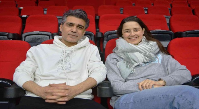 Ünlü oyuncu Melis Birkan ve Caner Cindoruktan kadına şiddete anlamlı tepki