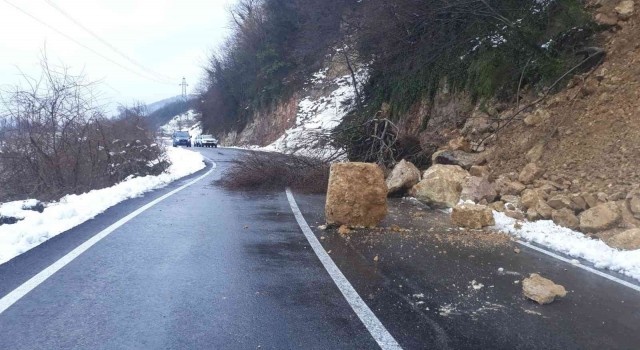 Ünyede toprak kayması sebebiyle kaya parçaları yola savruldu