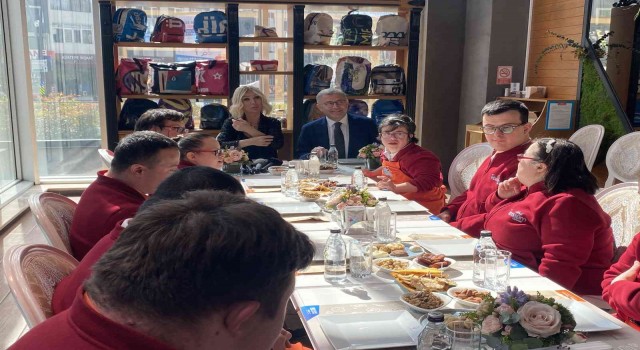 Üsküdarda Down Sendromu Farkındalık Gününde özel çocuklar Seda Sayan ile buluştu