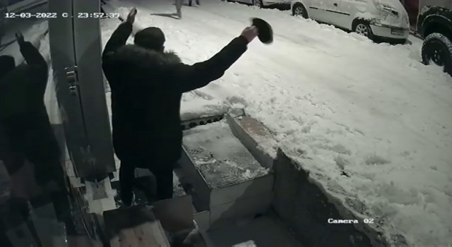 Üsküdarda kar maskeli hırsızlık şakası: Arkadaşının üzerine bıçakla koştu