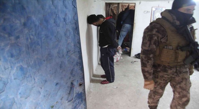 Uyuşturucu operasyonunda annesinin Ankarada dediği zanlı yan evde çıktı