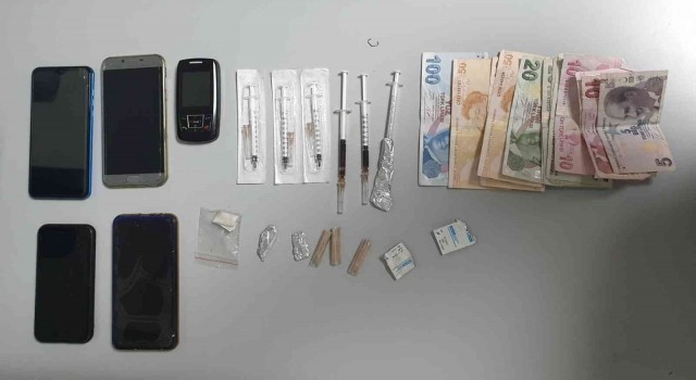 Uyuşturucu sıvı hale getirip şırınga içerisinde sattılar