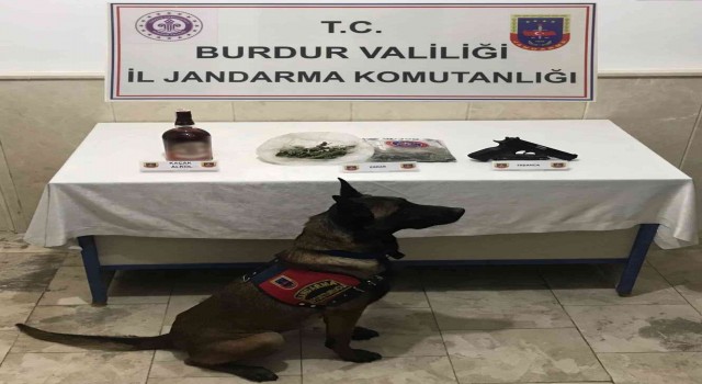Üzerinde uyuşturucu, tabanca ve sahte içki ile yakalandı