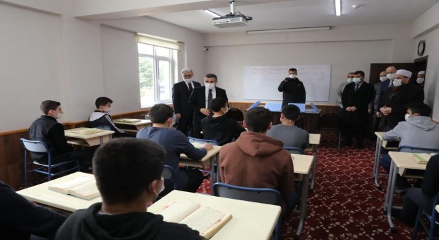 Vali Atay hafızlık eğitimi alan çocukları ziyaret etti
