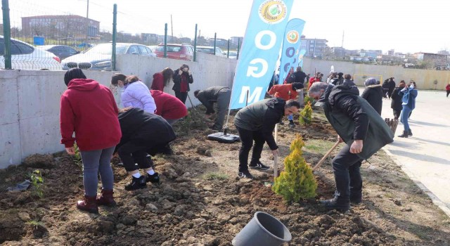 Vali Dağlı öğrencilerle birlikte okul bahçesinde fidan dikti