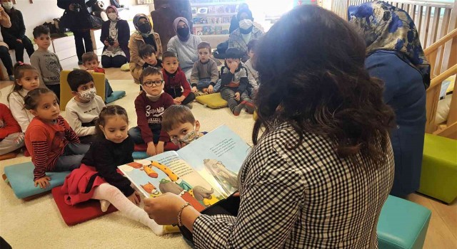 Vali eşi, Türkiyenin ilk bebek kütüphanesinde çocuklar için masal okudu