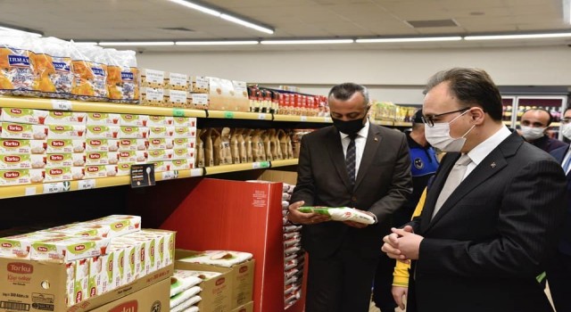 Vali Kızılkaya, marketlerde fahiş fiyat ve stok denetimi yaptı