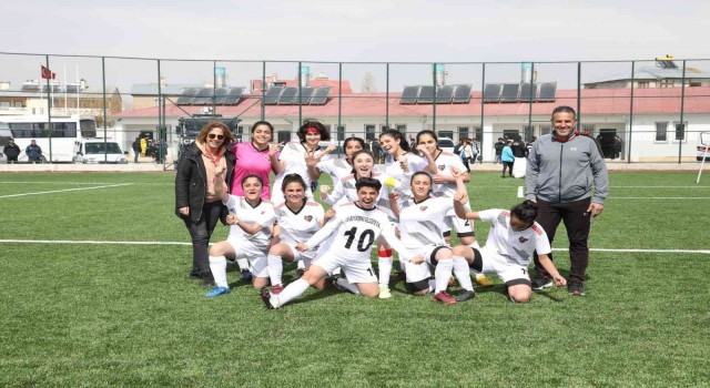Van Büyükşehir Belediye Kadın Futbol Takımı ilk maçında galip geldi