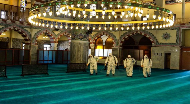 Vanda camiler Ramazan öncesi dezenfekte edildi