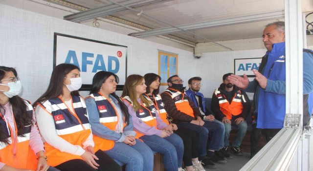 Vatandaşlar mobil deprem simülasyonunda depremi yaşadı