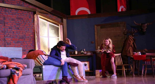 Vatandaşlardan Baş Belası tiyatro oyununa yoğun ilgi