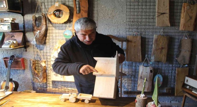 Yaklaşık yarım asırdır ağaçlara şekil vererek geçimini sağlıyor