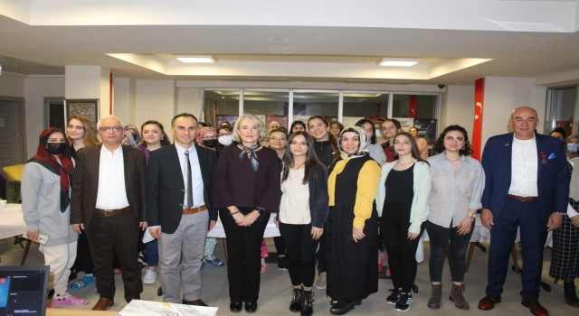 Yazar Menekay üniversiteli öğrencilerle buluştu