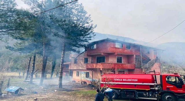 Yenicede çatı yangını büyümeden söndürüldü